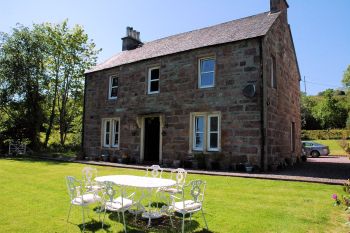 The Old Manse Guest House has a very pleasant lawned garden whcich backs on to the foreshore of Loch Carron